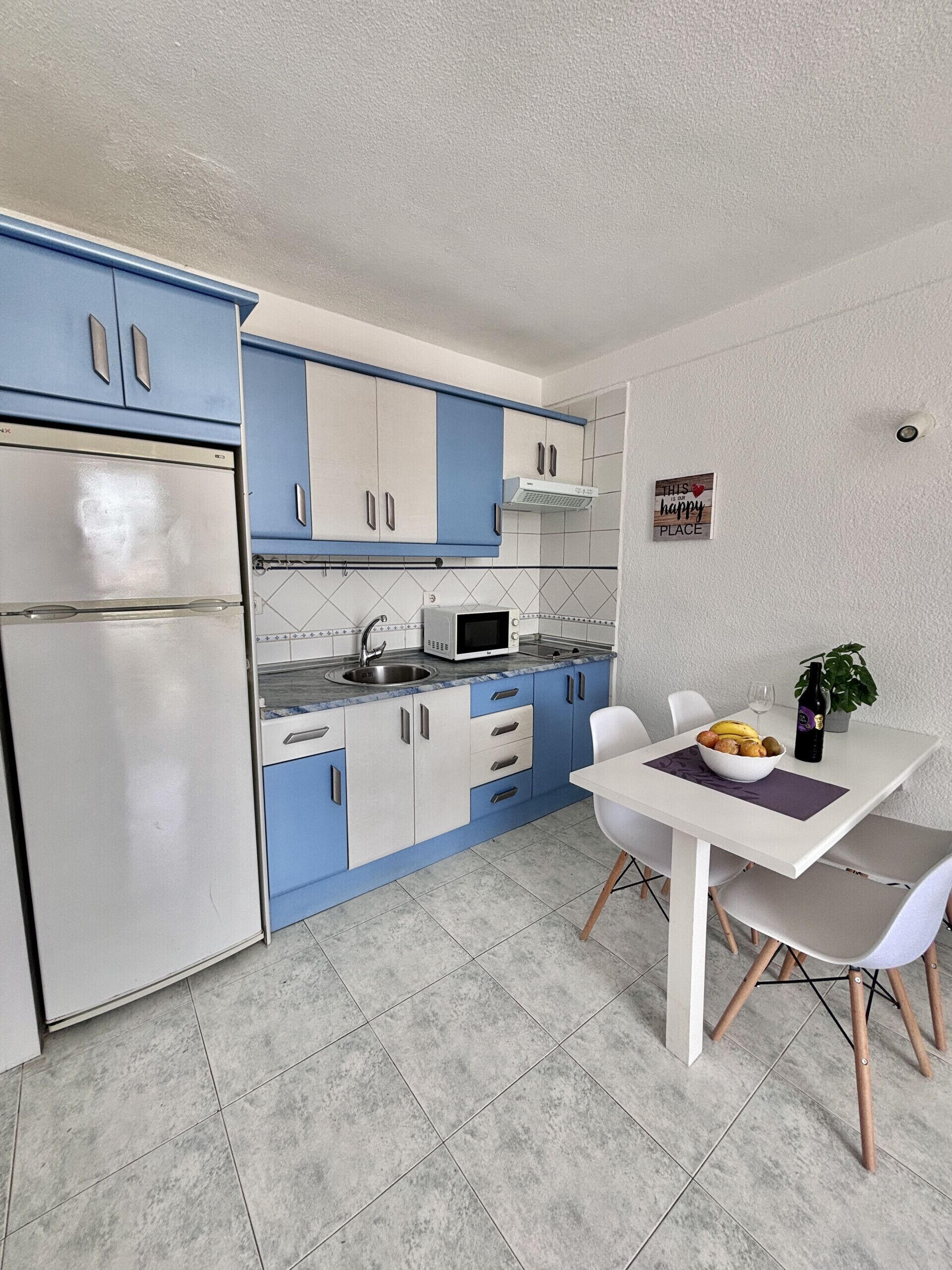 Réfrigérateur, micro-ondes, cafetière/bouilloire, bouilloire électrique