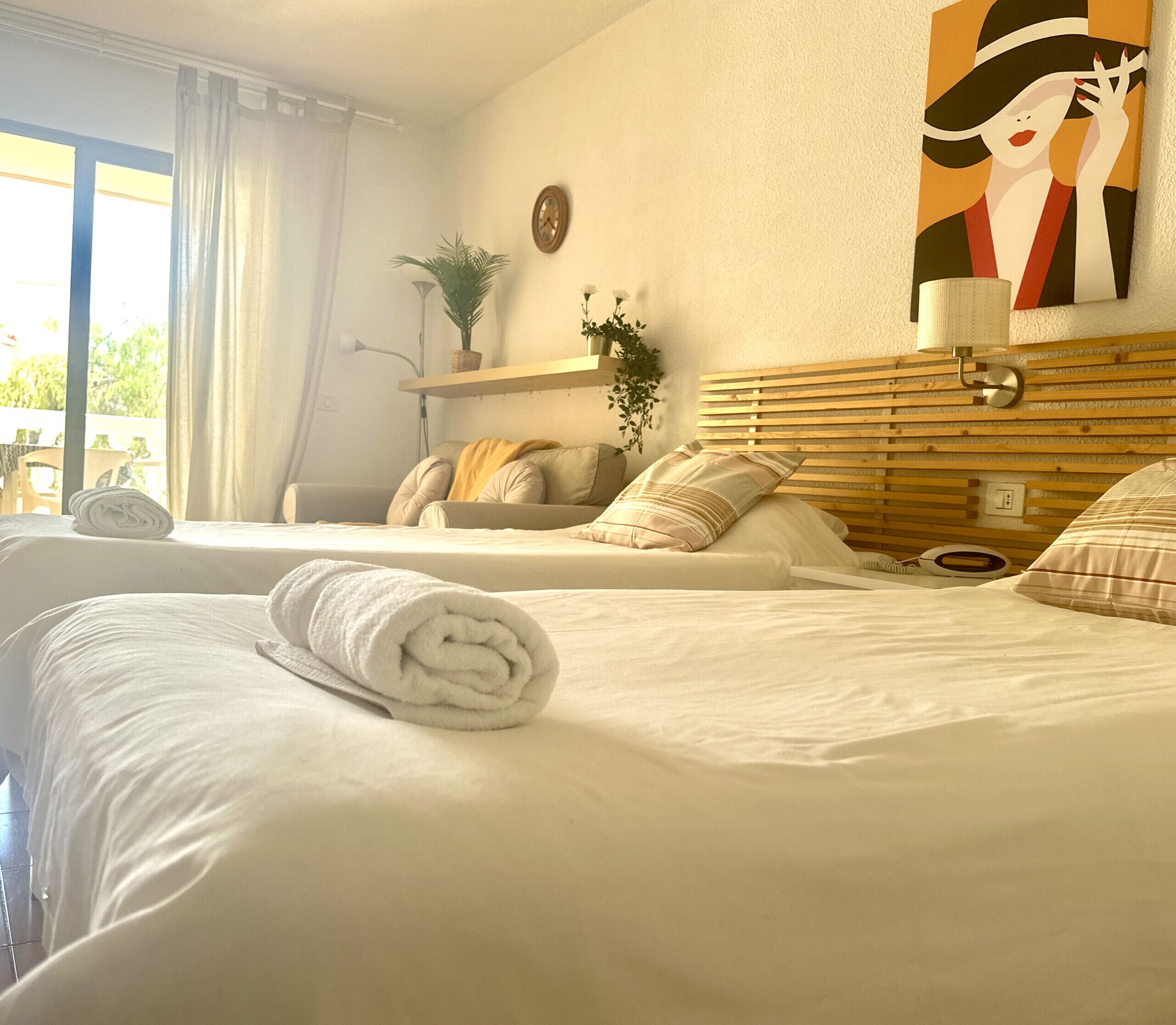 Een strijkplank/strijkijzer, gratis wifi, beddengoed