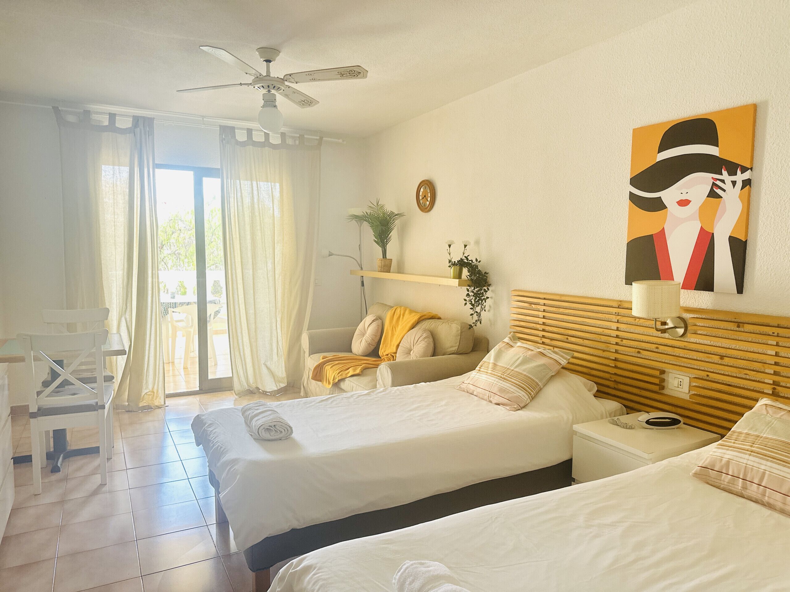 Een strijkplank/strijkijzer, gratis wifi, beddengoed