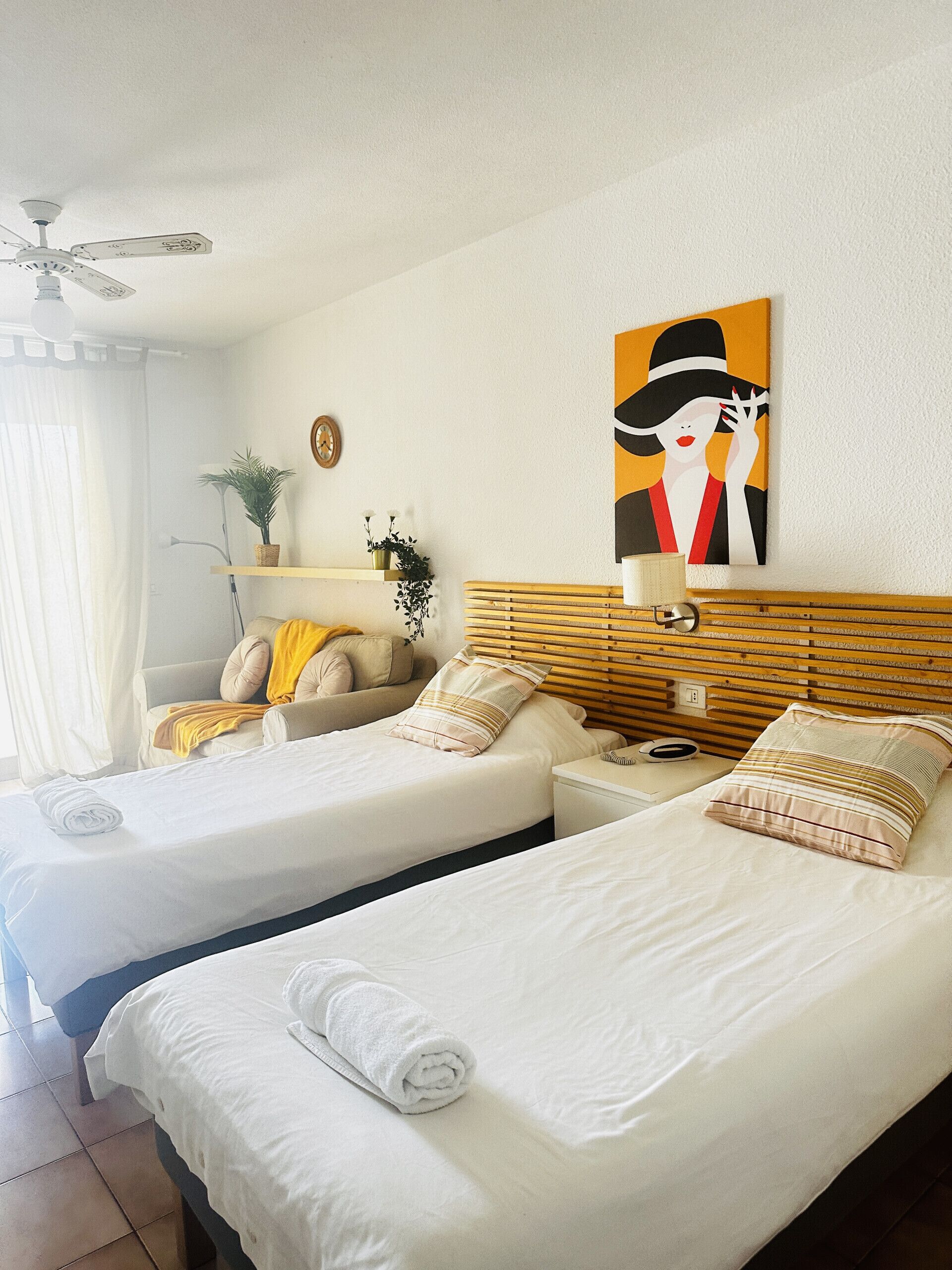 Een strijkplank/strijkijzer, gratis wifi, beddengoed