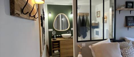 Iron/ironing board, travel crib, free WiFi, bed sheets