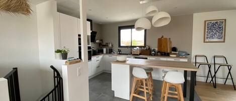 Frigorífico, microondas, horno y placa de cocina