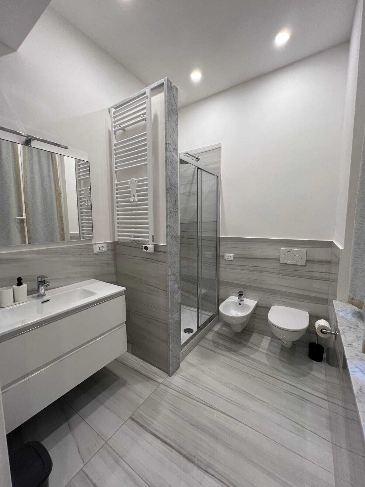 Doccia, asciugacapelli, bidet, asciugamani