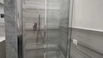 Dusche, Haartrockner, Bidet, Handtücher