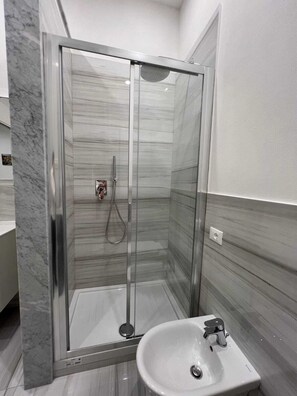 Shower, hair dryer, bidet, towels - Sea wave a 5-minute walk from the station (La Spezia)