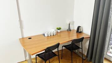 Klassieke vierpersoonskamer, 2 tweepersoonsbedden | Een bureau, een laptopwerkplek, een strijkplank/strijkijzer, gratis wifi