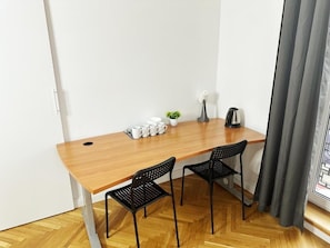 Klassieke vierpersoonskamer, 2 tweepersoonsbedden | Een bureau, een laptopwerkplek, een strijkplank/strijkijzer, gratis wifi