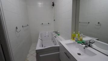 Een haardroger, handdoeken, zeep, toiletpapier