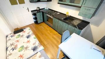 Klassieke eenpersoonskamer, 1 eenpersoonsbed | Een bureau, een laptopwerkplek, een strijkplank/strijkijzer, gratis wifi