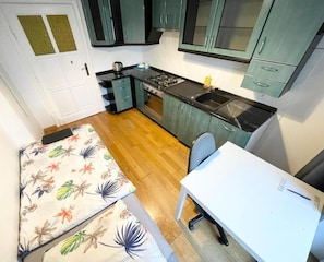 Klassieke eenpersoonskamer, 1 eenpersoonsbed | Een bureau, een laptopwerkplek, een strijkplank/strijkijzer, gratis wifi