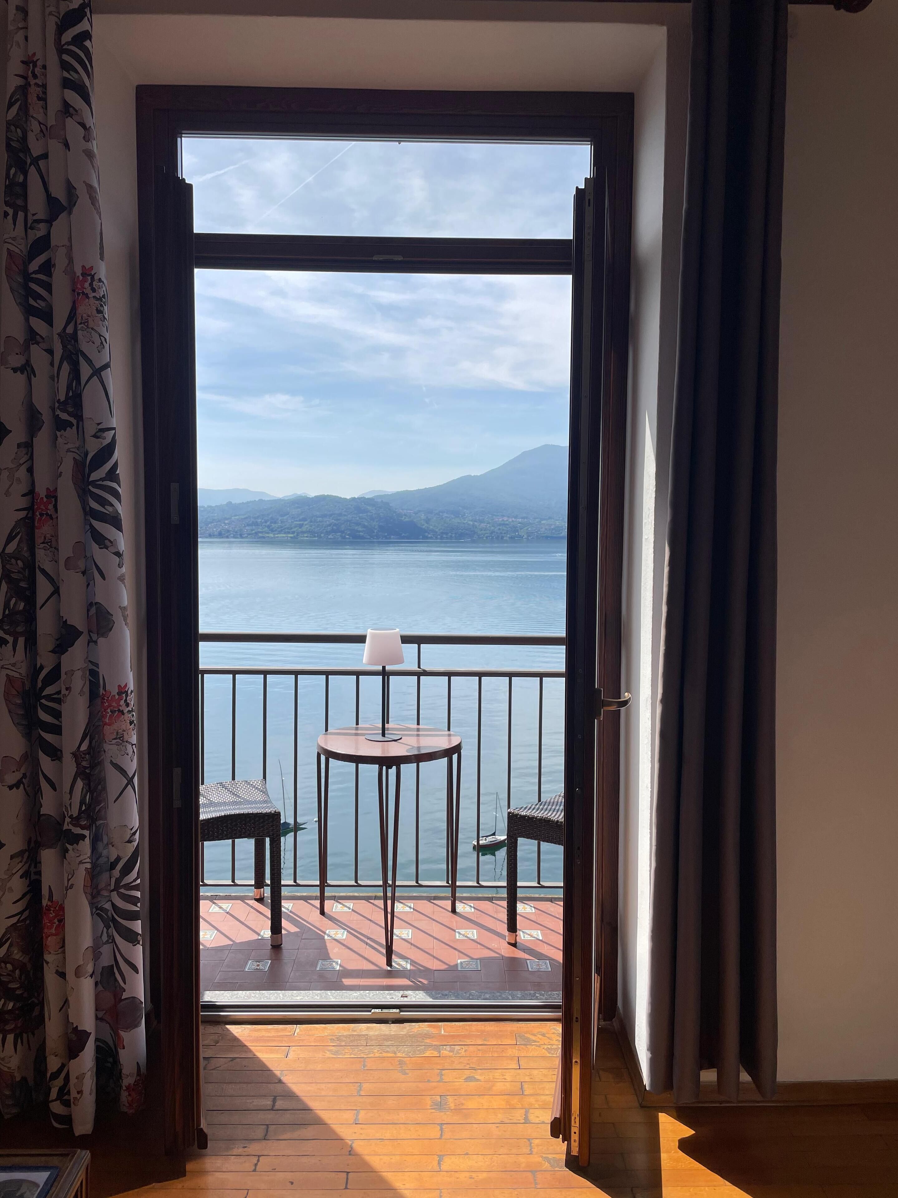 غرفة مزدوجة مريحة - بشرفة - منظر للبحيرة | واي فاي مجانًا