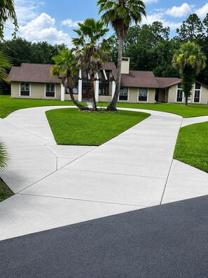 Property grounds - Comfortable, Peaceful Stay Near Tampa & Plant City (Seffner)