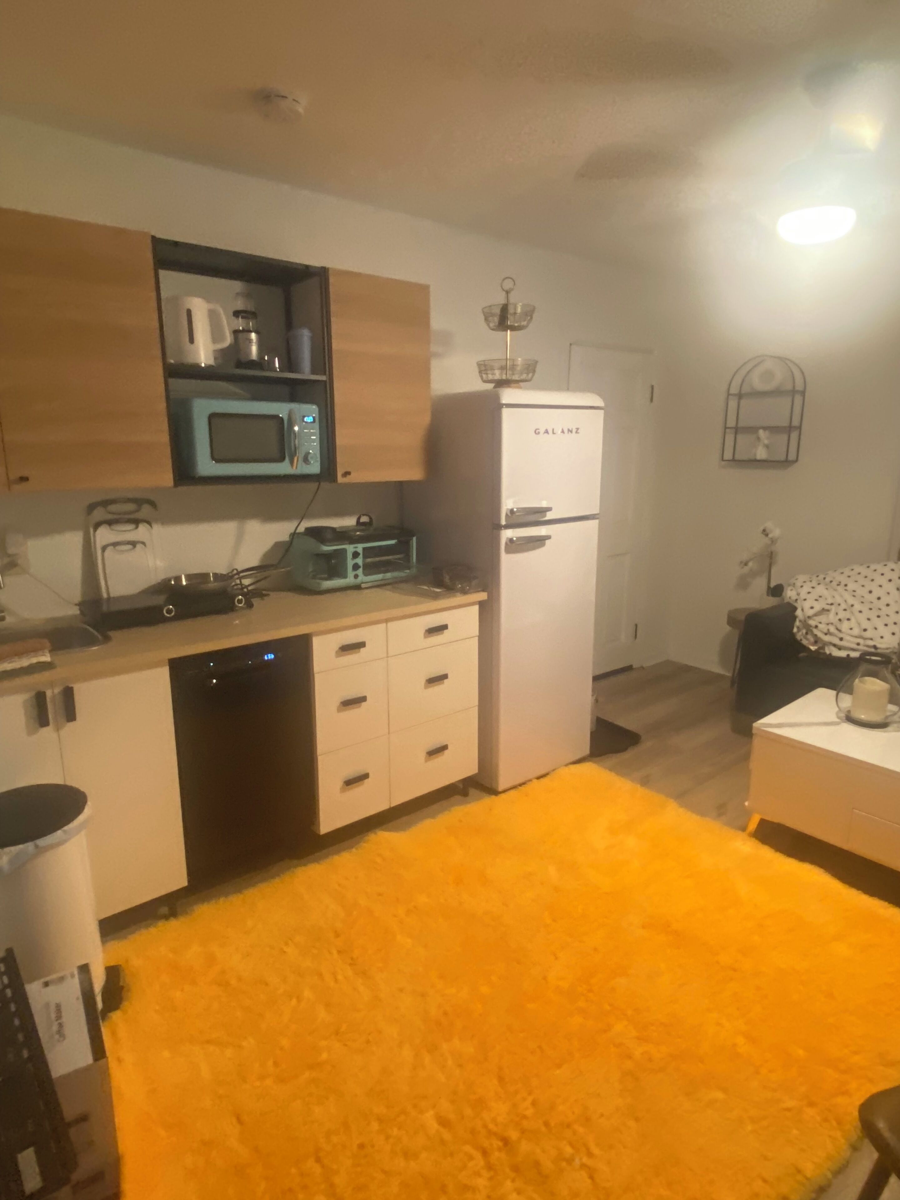 Dishwasher, coffee/tea maker, cookware/dishes/utensils