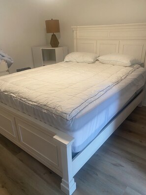 Tabla de planchar con plancha, cuna de viaje, wifi gratis y ropa de cama