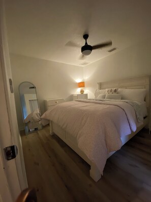 Tabla de planchar con plancha, cuna de viaje, wifi gratis y ropa de cama