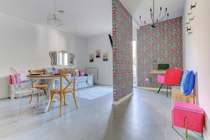 Apartment, Balcony, Mountain View | Living area
