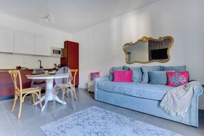 Apartment, Balcony, Mountain View | Living area