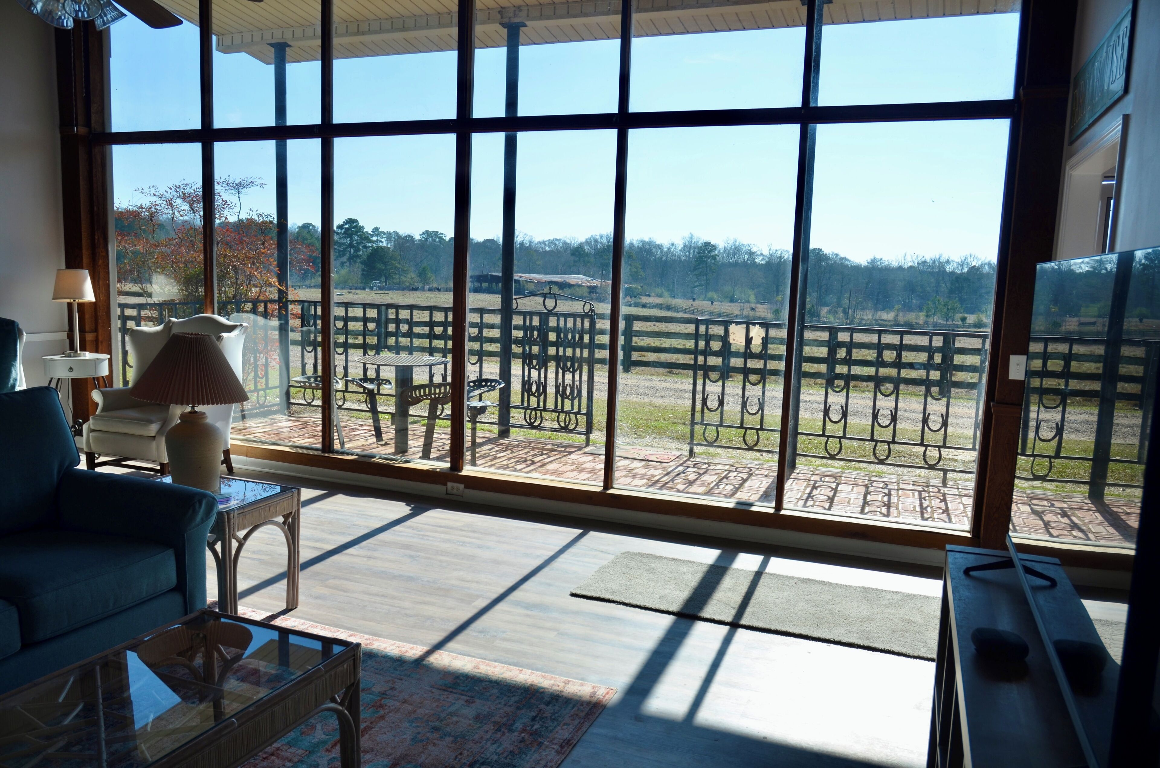 Smart-tv, dvd-afspiller, bøger