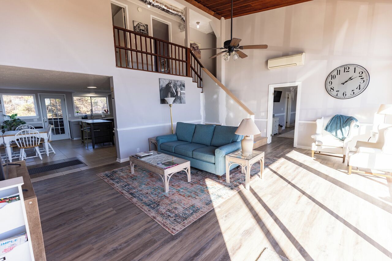 Smart-TV, DVD-Player, Bücher, Computerbildschirme