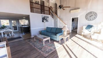 TV connectée, lecteur de DVD, livres, écrans d'ordinateur