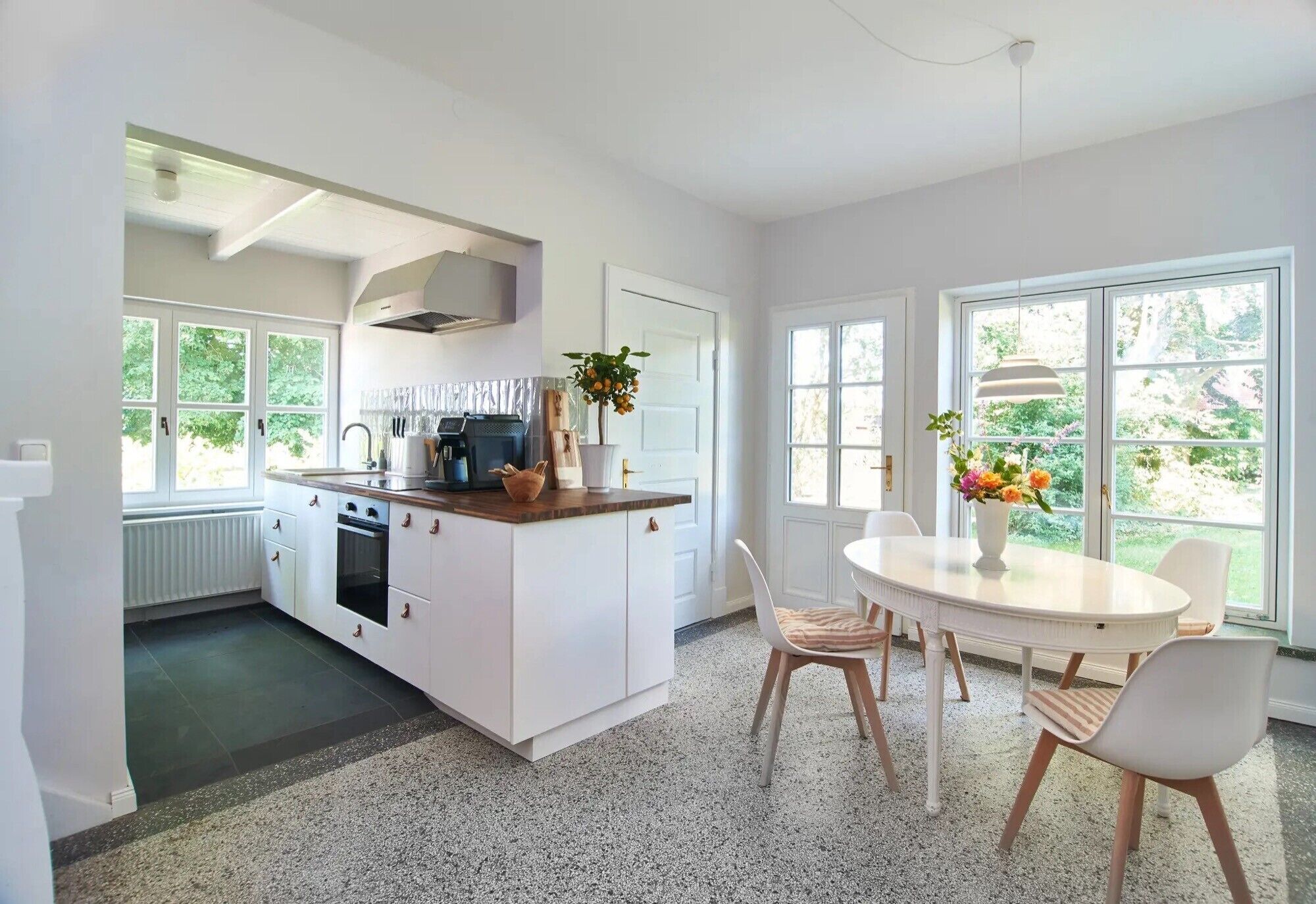 Een koelkast, een oven, een kookplaat, een vaatwasser