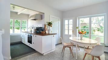 Een koelkast, een oven, een kookplaat, een vaatwasser