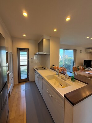 Private kitchen - Warm private villa in winter｜Sauna, Jacuzzi, BBQ｜Max 12 people, ideal for winter trip to Miyajima (4 min. walk from the station) (Hatsukaichi)