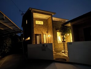 Exterior - Warm private villa in winter｜Sauna, Jacuzzi, BBQ｜Max 12 people, ideal for winter trip to Miyajima (4 min. walk from the station) (Hatsukaichi)