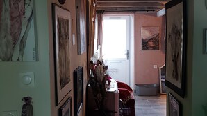 A hallway with a sign reading "CHAMBRE" at the end, leading to a room. - Natural setting and source of art, river, animals welcome, magical calm! (Saulx-lès-Champlon)