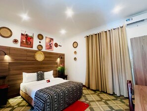 خزنة داخل الغرفة ومكتب ومساحة عمل للكمبيوتر المحمول وستائر تعتيم