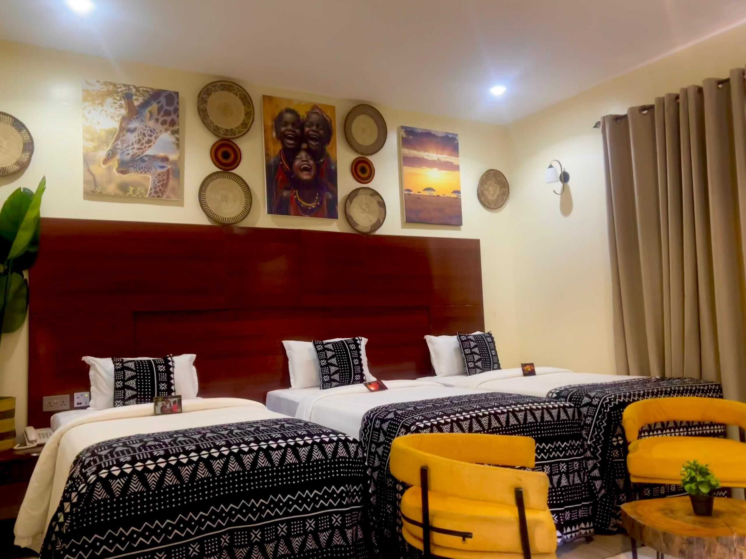 Standard Triple Room, 3 Katil Bujang (Single), Balcony, Garden View | Peti besi dalam bilik, meja, ruang kerja komputer riba 