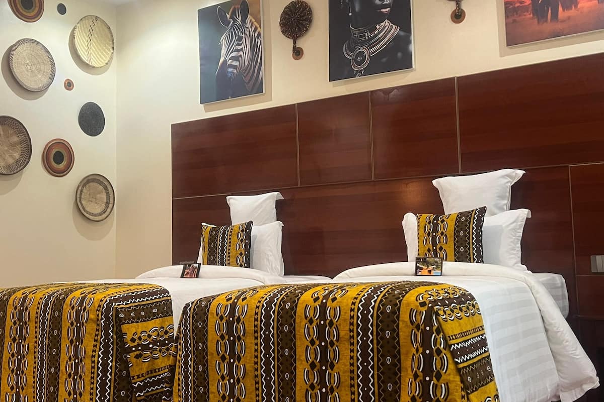 Caja de seguridad en la habitación y escritorio