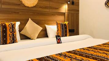 Kamar Double Standar, balkon | Brankas, meja kerja, ruang kerja ramah laptop, dan tirai kedap cahaya