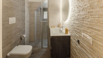 Luxury Apartment | Bathroom | Shower, rainfall showerhead, hair dryer, towels