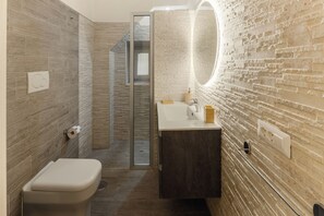 Luksushuoneisto | Kylpyhuone | Suihku, sadesuihkupää, hiustenkuivaaja, pyyhkeet