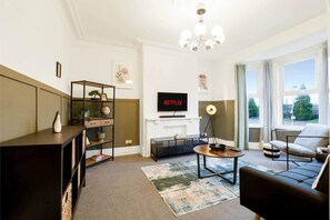 TV, computer monitors - Very Spacious 3br House With Parking nr City Cntr (Newcastle upon Tyne)