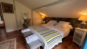 Een strijkplank/strijkijzer, reisbedje, gratis wifi, beddengoed
