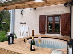 Outdoor spa tub - Serene 2-bedroom cottage in charming Brénod perfect for relaxing getaway (Brenod)