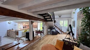 Een open haard, een dvd-speler, tafelvoetbal en een tafeltennistafel