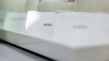 Tägliches Frühstücksbuffet (10 EUR pro Person)