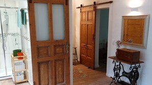 تجهيزات دش، مجففات شعر، مناشف، صابون