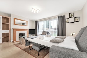 Desk, iron/ironing board, free WiFi, bed sheets - Chic 2-Bed Home with Garden-15min to City Center (Cambridge)