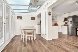 Dining - Chic 2-Bed Home with Garden-15min to City Center (Cambridge)