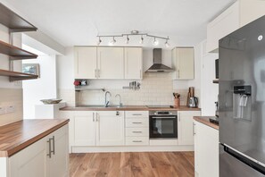 Fridge, microwave, oven, stovetop - Chic 2-Bed Home with Garden-15min to City Center (Cambridge)