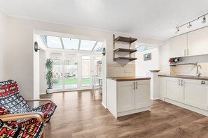 Interior - Chic 2-Bed Home with Garden-15min to City Center (Cambridge)