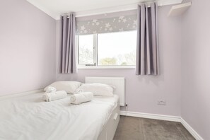 Desk, iron/ironing board, free WiFi, bed sheets - Chic 2-Bed Home with Garden-15min to City Center (Cambridge)