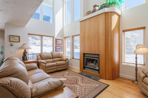TV, fireplace - Year-Round Base w/ Balcony & Mtn Views in Driggs! (Driggs)