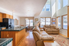 Interior - Year-Round Base w/ Balcony & Mtn Views in Driggs! (Driggs)