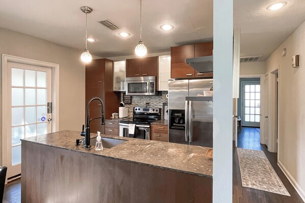 Private kitchen - 2BR Dog-Friendly w/ Yard, Screened Porch, & Grill (Lakeland)