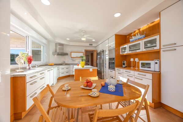 Microondas, lavavajillas, cafetera y tetera y utensilios de cocina 